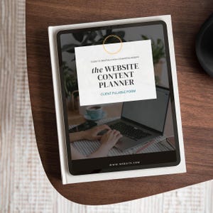 Può includere: Un tablet digitale bianco con uno schermo nero che mostra un computer portatile con le mani di una persona che digita sulla tastiera. Un post-it con il testo "GUIDE TO CREATING A HIGH-CONVERTING WEBSITE the WEBSITE CONTENT PLANNER CLIENT FILLABLE FORM" è attaccato alla parte superiore del tablet. Il testo "www.WEBSITE.COM" è nella parte inferiore dello schermo.