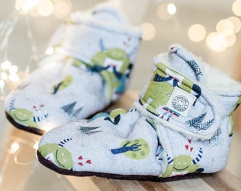 Natürliche neutrale Babyschuhe mit beigem Teddyfutter und erstaunlichem Druck von Liebe und Monstern, Familienhausschuhe für Weihnachtsurlaub