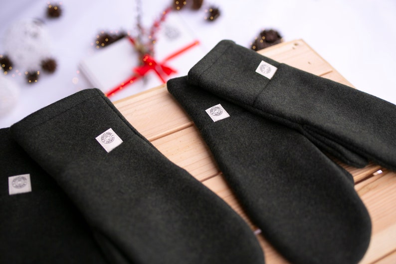Khakifarbene Winterhandschuhe für Damen und Herren aus warmen Wollstoff, Wollfäustlinge für Männer 'THE MOSSY COBWEB' als Geschenk zu Weihnachten verpackt Bild 5