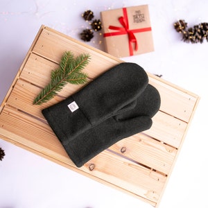 Khakifarbene Winterhandschuhe für Damen und Herren aus warmen Wollstoff, Wollfäustlinge für Männer 'THE MOSSY COBWEB' als Geschenk zu Weihnachten verpackt Bild 8