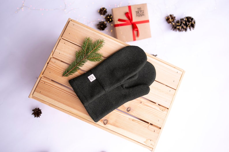 Khakifarbene Winterhandschuhe für Damen und Herren aus warmen Wollstoff, Wollfäustlinge für Männer 'THE MOSSY COBWEB' als Geschenk zu Weihnachten verpackt Bild 8