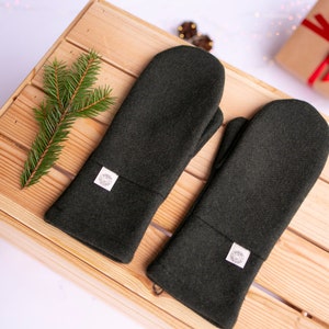 Khakifarbene Winterhandschuhe für Damen und Herren aus warmen Wollstoff, Wollfäustlinge für Männer 'THE MOSSY COBWEB' als Geschenk zu Weihnachten verpackt Bild 4