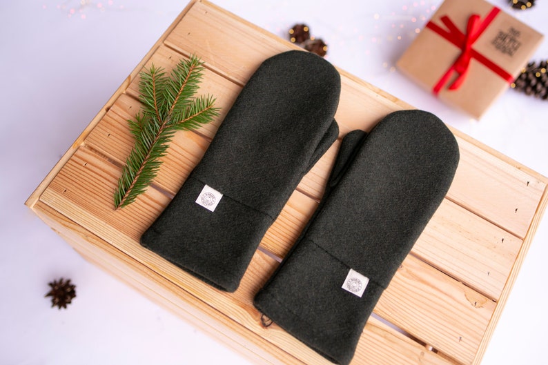 Khakifarbene Winterhandschuhe für Damen und Herren aus warmen Wollstoff, Wollfäustlinge für Männer 'THE MOSSY COBWEB' als Geschenk zu Weihnachten verpackt Bild 4