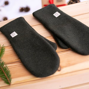 Khakifarbene Winterhandschuhe für Damen und Herren aus warmen Wollstoff, Wollfäustlinge für Männer 'THE MOSSY COBWEB' als Geschenk zu Weihnachten verpackt Bild 6