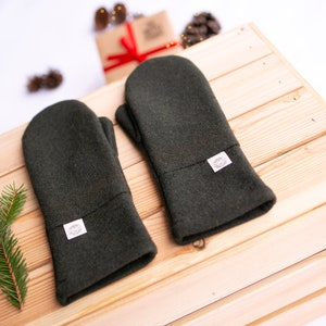 Khakifarbene Winterhandschuhe für Damen und Herren aus warmen Wollstoff, Wollfäustlinge für Männer 'THE MOSSY COBWEB' als Geschenk zu Weihnachten verpackt Bild 7
