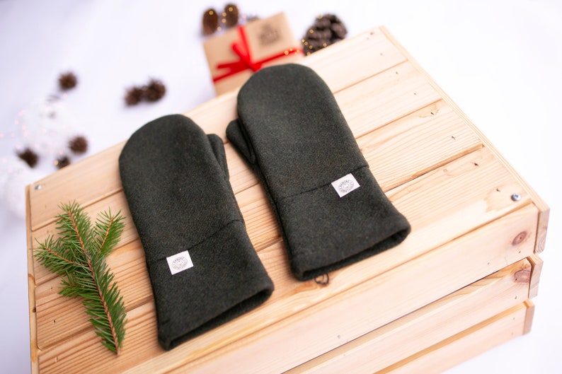 Khakifarbene Winterhandschuhe für Damen und Herren aus warmen Wollstoff, Wollfäustlinge für Männer 'THE MOSSY COBWEB' als Geschenk zu Weihnachten verpackt Bild 7