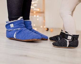 Blaue Babyschuhe für Zuhause, Warme Hausschuhe aus Baumwolle mit Teddywolle - verschiedene Größen für den kleinen Babyfuß oder großen männlichen Fuß