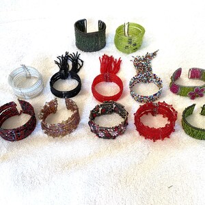 Lote de 12 (doce) pulseras tipo brazalete con cuentas de vidrio, flexibles, ajustables, en varios colores, joyería llamativa, de 7/8" a 2" de ancho.