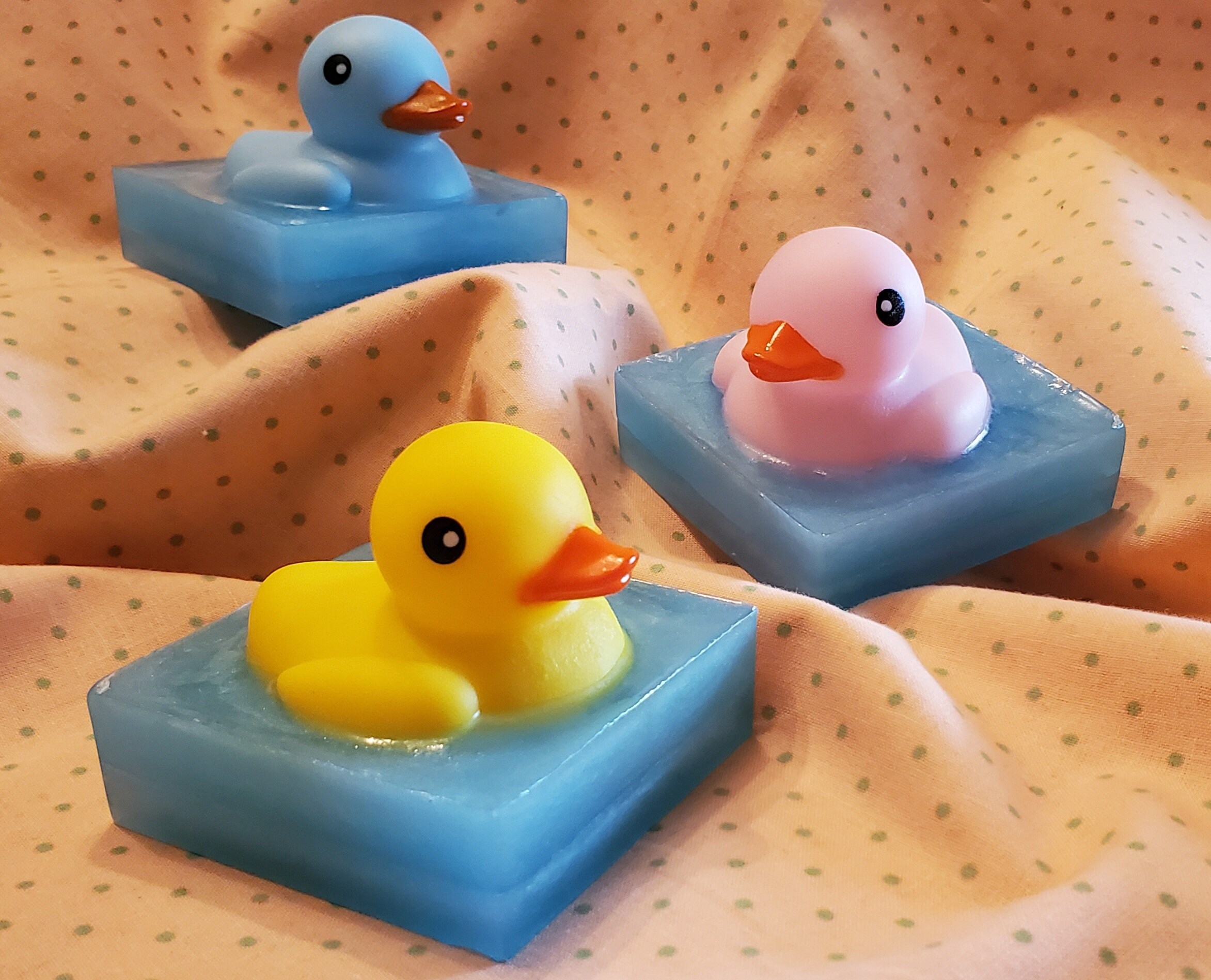 Seamless pattern with bath accessories - shampoo, rubber duck