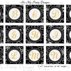 以下が含まれることがあります： アルファベットの文字ステッカー12枚が印刷されたシート。各文字は白で縁取られた金色で、白のフローラルパターンが施された黒の背景に配置されています。文字はアルファベット順に配置されています。