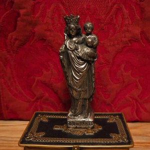 Ancienne statue de prière religieuse de notre sainte dame de Paris France