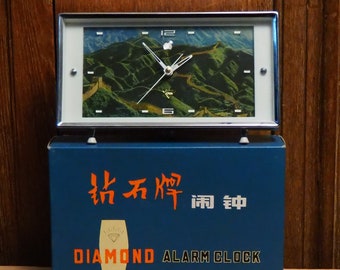 Un réveil diamant vintage de Shanghai des années 60 avec la grande muraille de Chine dans sa boîte d'origine.