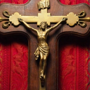 Grande parede antiga francesa, corpus de bronze religioso em crucifixo cruzado de madeira de carvalho, extremidades de flor de lis, 26,2" H