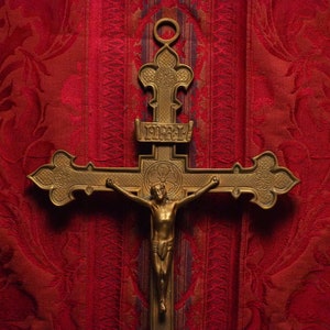 Grande antigo parede pendurado religioso bronze crucifixo cruz bela flor de lis decoração 19.8 "h