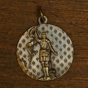 Ancien pendentif médaille religieuse française en bronze argenté Sainte Jeanne d'Arc fleur de Lys