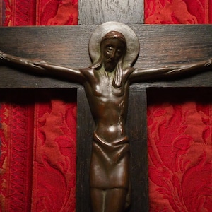 Grande Corpus religioso Art Déco antigo para pendurar na parede em bronze sobre uma cruz de crucifixo de madeira de 19,40" de altura
