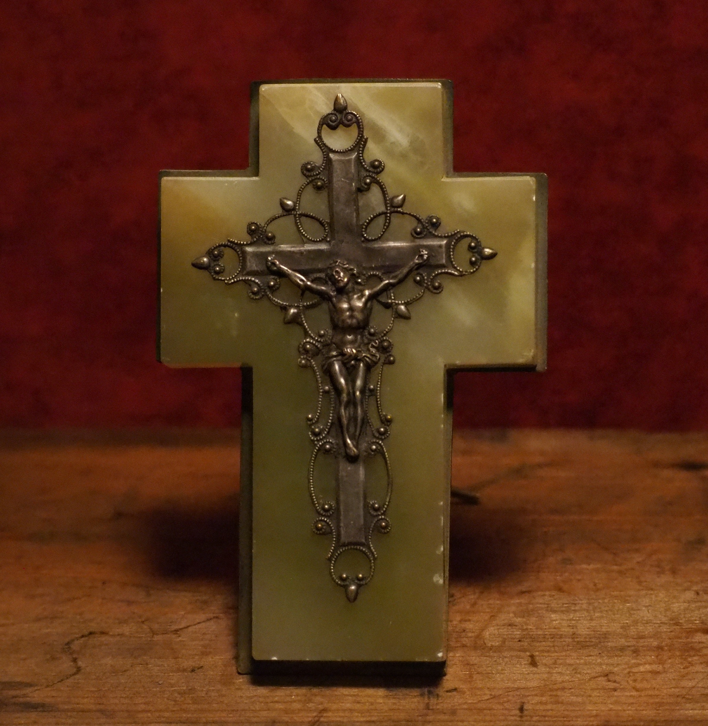 ancien bureau orné de prière religieuse français se dressent croix crucifix argentée sur une pierre d'onyx
