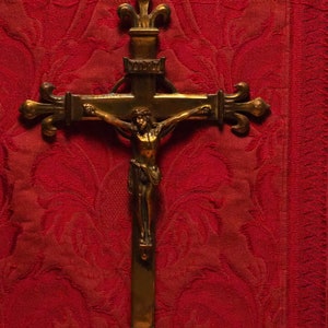 Antique brass bronze wall hanging religious cross crucifix pendant fleur de Lis