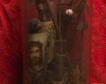 Antike handgemachte Flasche whimsystem relic Veronicas Schleier Jesu mit Kreuz, Vogel, Leiter, Schwamm in der Flasche