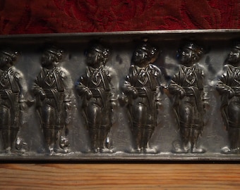 Antieke platte mould chocolade mal van 6 x Warriors figuur van Anton Reiche Dresden