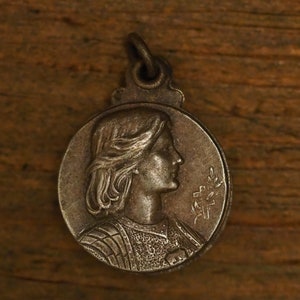 Antique religieux français pendentif médaille argentée de Sainte Jeanne d’Arc petit miroir à l’intérieur