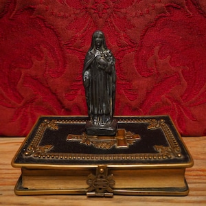 Antique French little prayer statue of Saint Thérèse of Lisieux