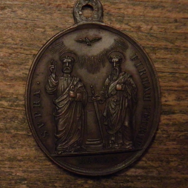 Pendentif médaille religieuse ancienne en bronze Saint Pierre et Saint Paul