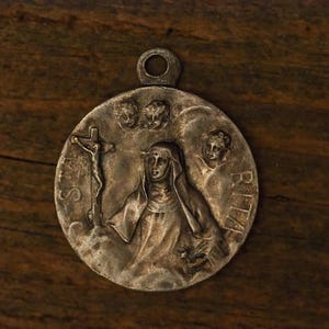 Antike versilberte Medaille Charm Anhänger der Heiligen Rita für Hilfe der unmöglichen Ursachen Engel im Himmel