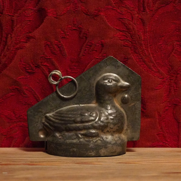 molde de chocolate antiguo de dos partes de un pato nadador