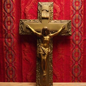 Grande crucifixo religioso antigo de bronze para pendurar na parede com decoração de azevinho 42 cm de altura