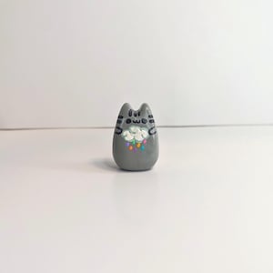 Figura de Pusheen the Cat, gatita gorda gris, nube arcoíris, estatua, figurita Chibi Kawaii, decoración de terrario