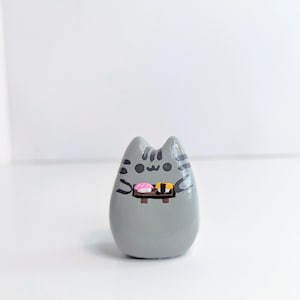 Figura de comida Pusheen the Cat, gatito gris gordo, sushi nigiri, estatua, figurita Chibi Kawaii, decoración de terrario