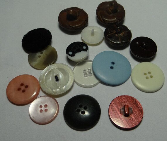 Vintage Lucite MOP Bakelite Buttons Buttons - image 4