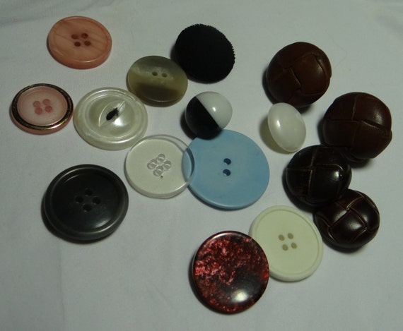 Vintage Lucite MOP Bakelite Buttons Buttons - image 2