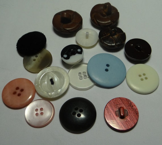 Vintage Lucite MOP Bakelite Buttons Buttons - image 3