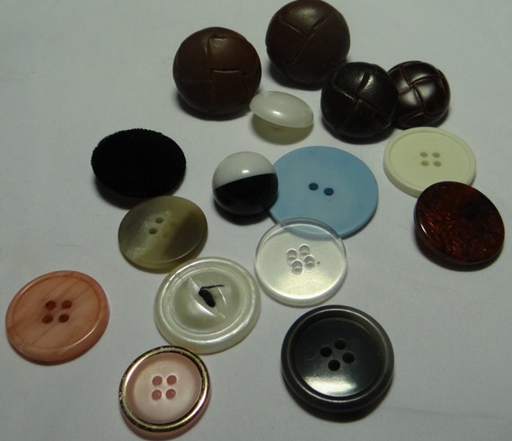 Vintage Lucite MOP Bakelite Buttons Buttons - image 1