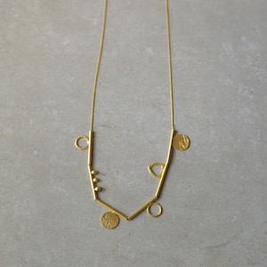 lange kette mit elementen, goldene kette, valentinsgeschenk für sie, handgemachte kette, runde elemente, geometrisch, statement kette, designer schmuck