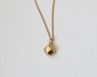 Rock pendant Necklace, faceted stone pendant, Unique Necklace, geometric necklace, Minimalist metal diamond, raw pebble golden Necklace