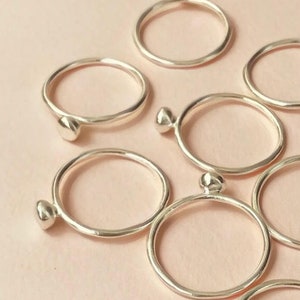 Unieke zilveren ring, balring, zilveren ring voor vrouwen, stapelring, minimalistische sieraden, vloeibare ring, minimalistische ring, dotring, alledaagse ring afbeelding 1