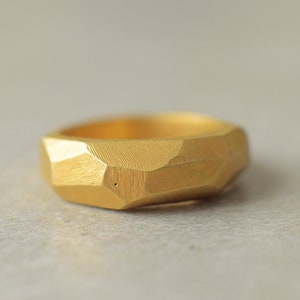Facettierter Ehering, einzigartiger Goldring der Ehe, künstlerischer Schmuck, geometrischer Ehering, klobiger Ring, rustikaler Ehering