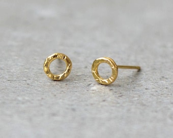 Gouden cirkel oorbellen, gouden minimalistische sieraden, gouden oorbellen, minimalistische oorbellen, handgemaakte oorbellen, ronde stekers