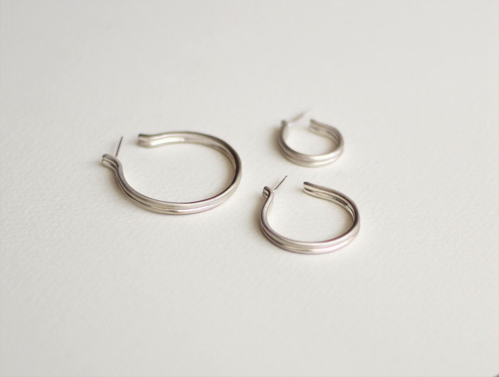 HOLLIE HOOP EARRINGS GOLD main image 1