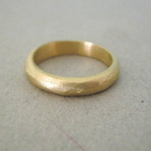 Unique 18k Gold Wedding Band, Unisex Wedding Band, Fine Jewelry, Minimalist Solid Gold Ring, Textured Wedding Band, Rustic Wedding Band Him
