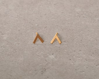 v shaped earrings, golden earrings, minimalist and simple earrings, simple gift for her, everyday jewelry, gold v posts, golden studs