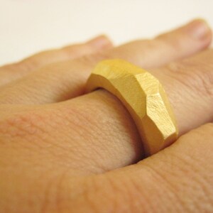 Massivgold Ehering, facettierter Ehering, einzigartiger Goldschmuck, geometrische Ehering, Chunky Ring, Mattgold Ehering, künstlerisch