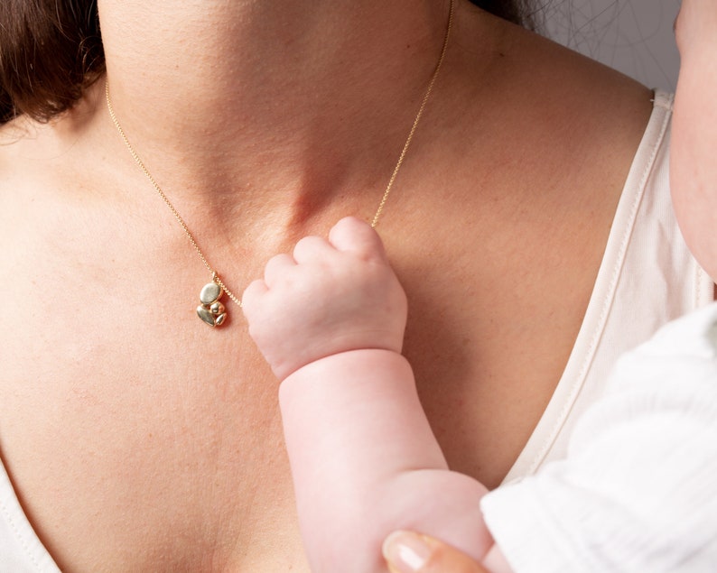 Collier câlin de mère, un pendentif significatif qui contient les émotions d'un câlin de mère, cadeau pour les mères, cadeau de grossesse, cadeau de naissance image 2