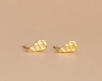 Drop Gold Stud Earrings, Tiny Gold Jewelry for Women, Teardrop Earrings Stud, 14k Teardrop Studs, Hammered Gold Drop Studs, 14k Stud Earring