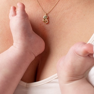 Collier câlin de mère, un pendentif significatif qui contient les émotions d'un câlin de mère, cadeau pour les mères, cadeau de grossesse, cadeau de naissance image 4