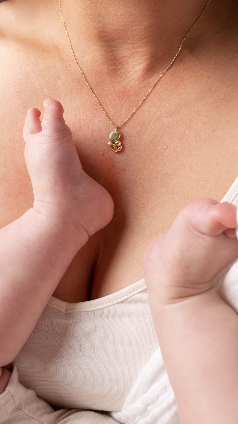 Collier câlin de mère, un pendentif significatif qui contient les émotions d'un câlin de mère, cadeau pour les mères, cadeau de grossesse, cadeau de naissance image 4
