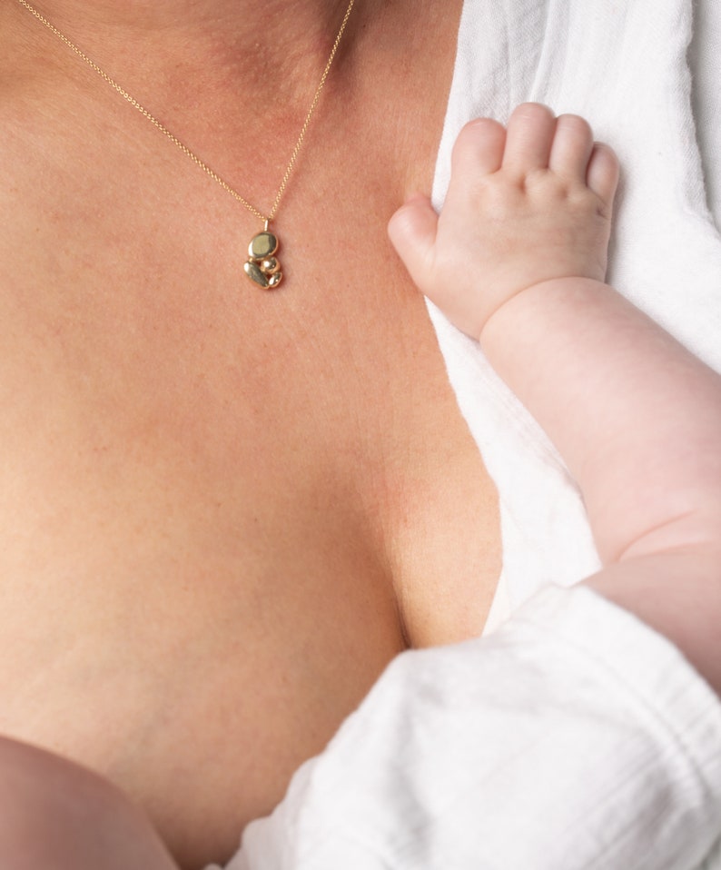 Collier câlin de mère, un pendentif significatif qui contient les émotions d'un câlin de mère, cadeau pour les mères, cadeau de grossesse, cadeau de naissance image 8